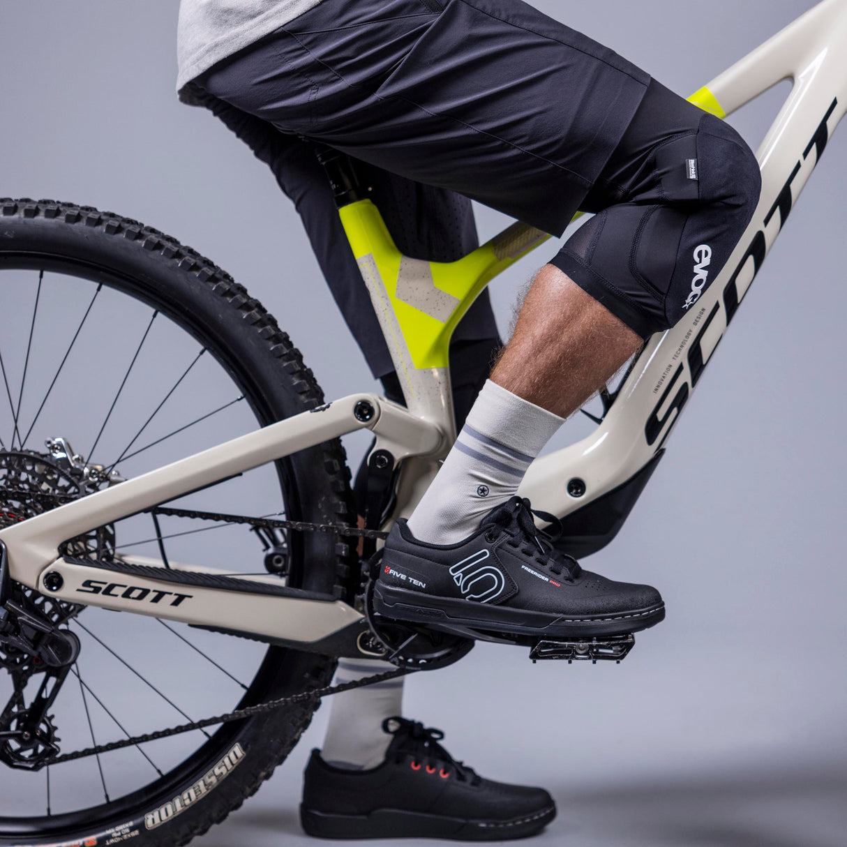 EVOC | Knee Protector LS Flex Lite