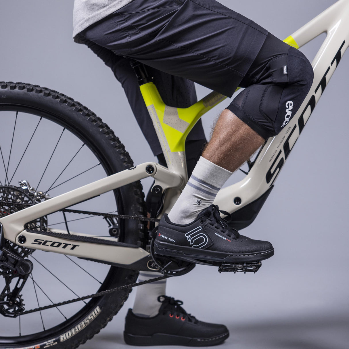 EVOC | Knee Protector LS Flex Lite - Bei 2-Cycle GmbH Freiburg entdecken!