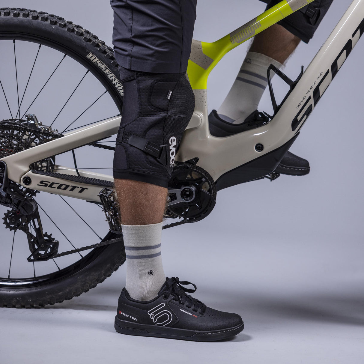 EVOC | Knee Protector LS Flex Enduro - Bei 2-Cycle GmbH Freiburg entdecken!